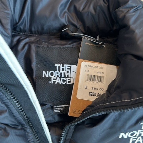 Nuptse Water Repellent 700 Fill Power Down Short Puffer Jacket
The North Face - Picture 7 of 11